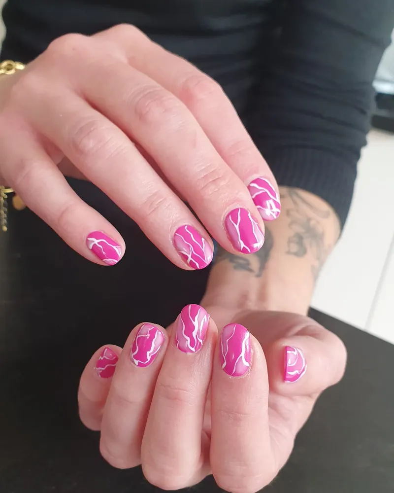 Pinke Nägel mit weißer Marmor-Nail-Art