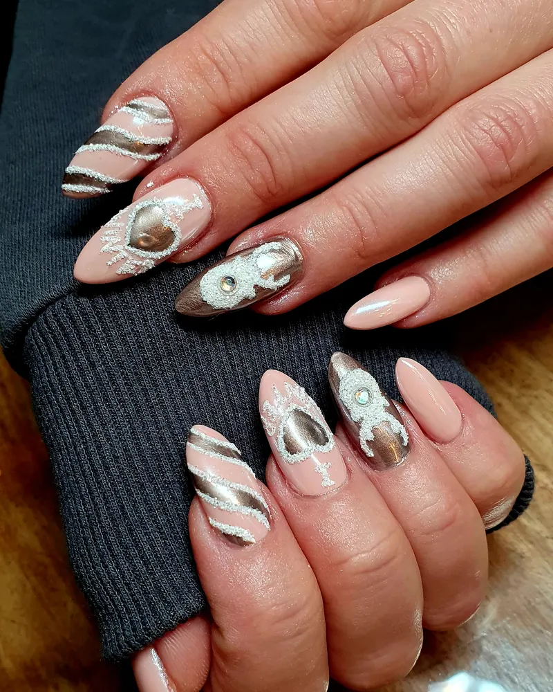 Nude-Nägel mit silberner Nail-Art