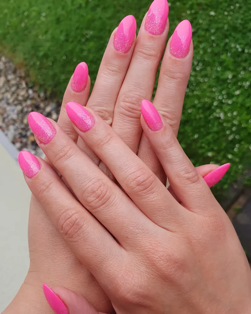 Kräftig pinke Mandelnägel