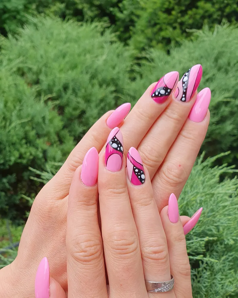 Pinke Nägel mit Schmetterlings-Motiv