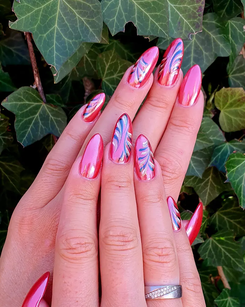 Pinke Nägel mit Chrome und Feder-Motiven