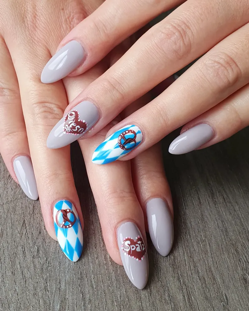 Graue Nägel mit bayerischer Rauten-Nail-Art und Herz