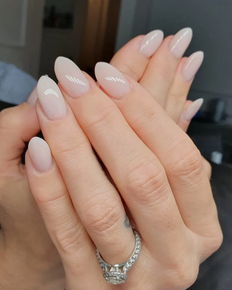 Lange Mandelnägel in Milchweiß, natürlicher Look