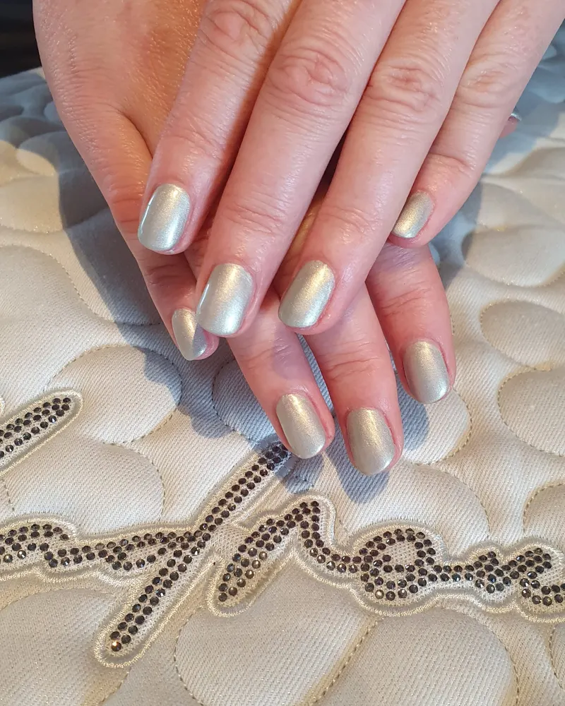 Champagnerfarbene Chrome-Nägel mit Perlmutt-Schimmer